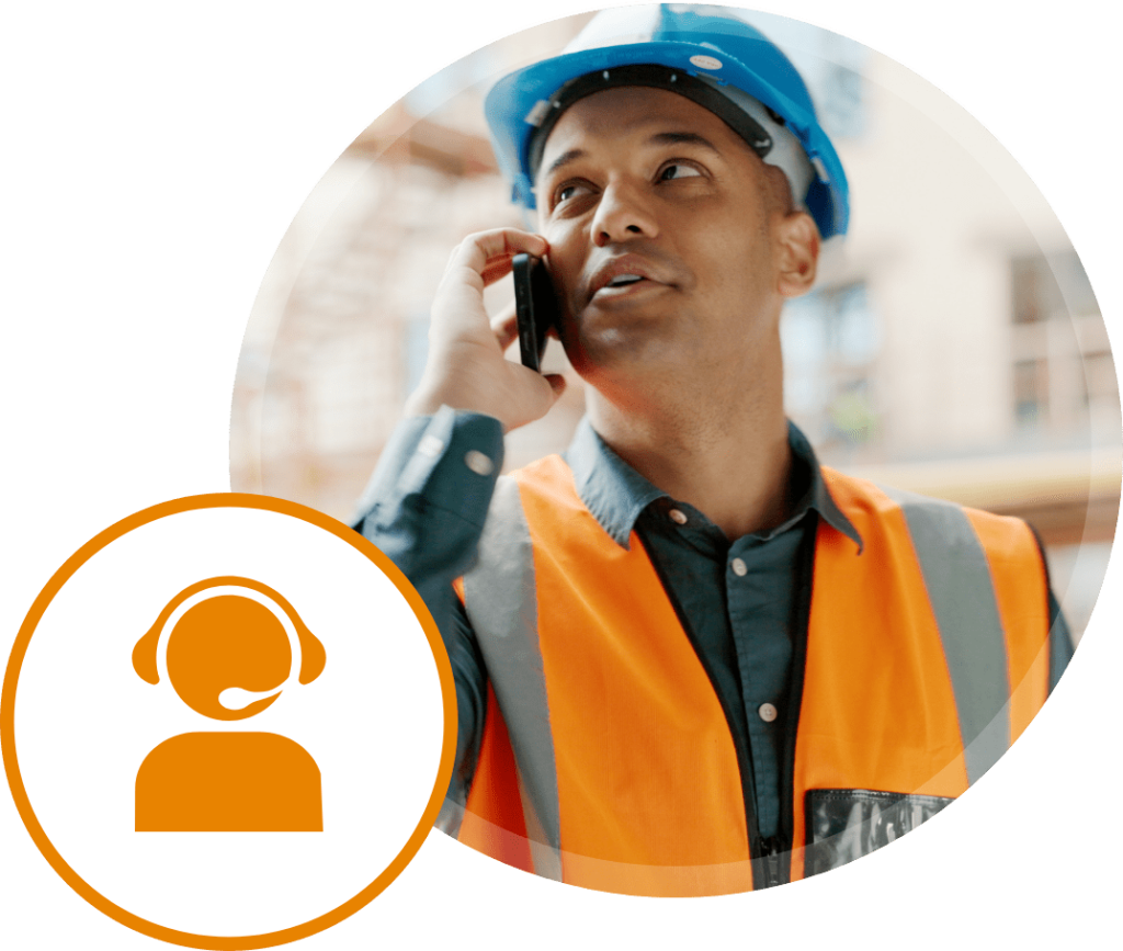 Bauarbeiter telefoniert mit seinem Smartphone. Das Kontakt-Icon eines Callcenter-Mitarbeiters überlappt das Foto.